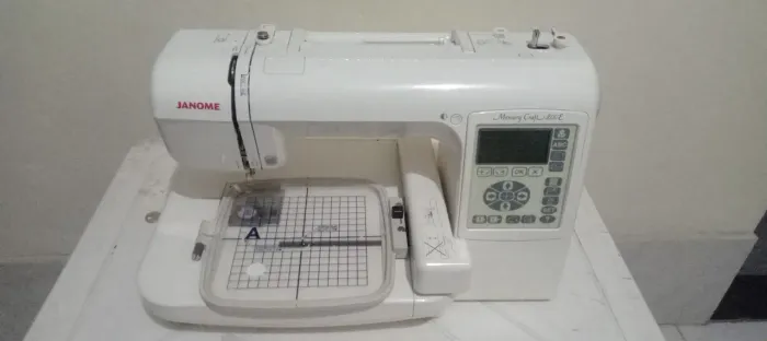 Máquina de bordar Janome MC200e.