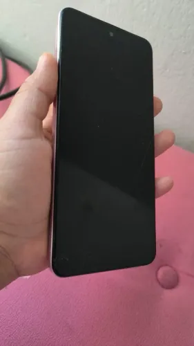 Realme c 75x  256 gigas, tem trincado na tela porém não interfere em nada
