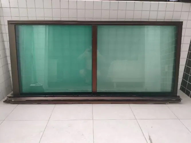 Porta esquadria de alumínio bronze duas folhas vidro