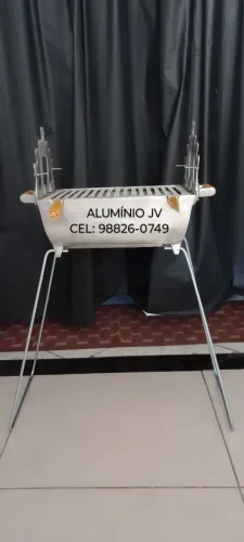 CHURRASQUEIRA GRANDE DE ALUMÍNIO COM SUPORTE LATERAL PARA ESPETO 