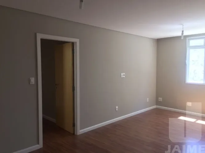 Conjunto Comercial em Discreto Edifício em Santa Cecilia 2 vagas