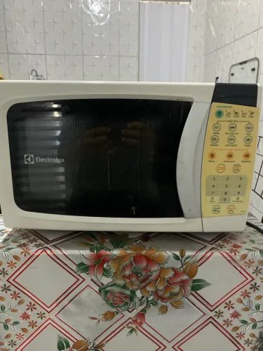 Microondas eletrolux 20 litros 300 reais  Zap *73