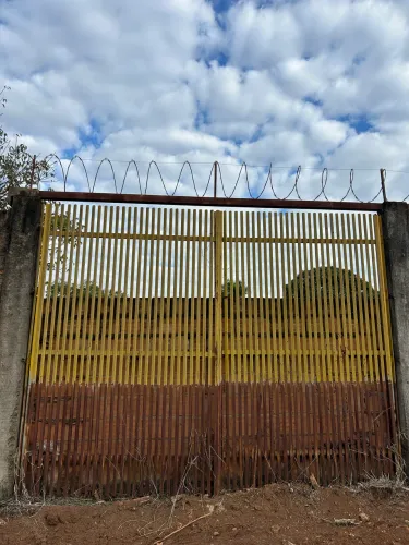 Portão vazado antigo grande