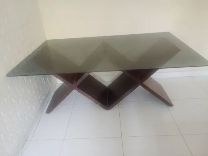 Vende-se uma mesa de vidro dois metros de largura valor da mesa R$900.00 reais