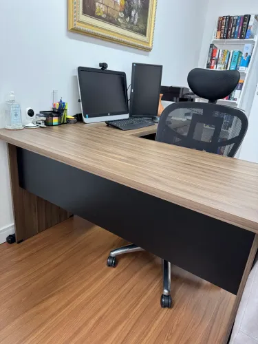 Mesa em L escritório MDF amadeirado