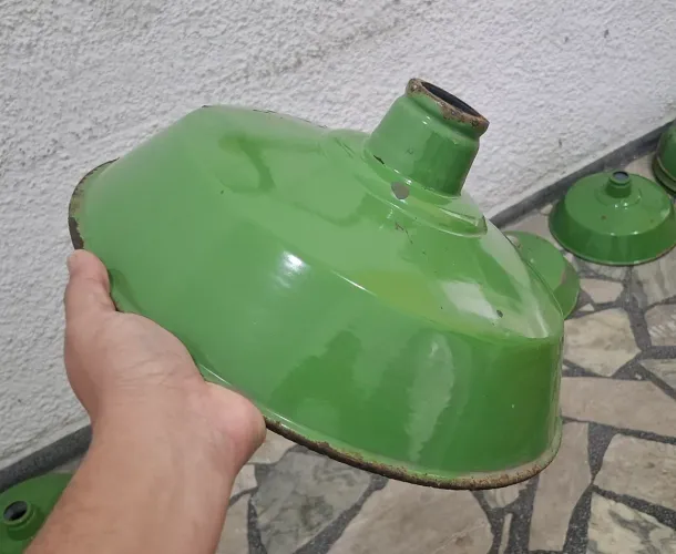 Cúpulas / Chapéu de Luminária Antigos em Esmaltado Verde (Década de 50)