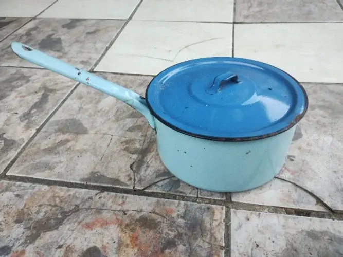 Antiga panela esmaltada somente declaração 