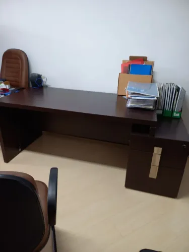 Escrivaninha para escritório e 2 cadeiras de couro