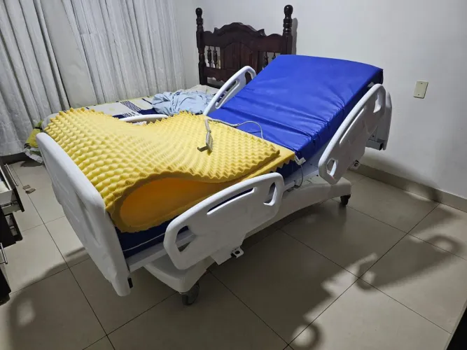 Cama hospitalar motorizada muito conservado
