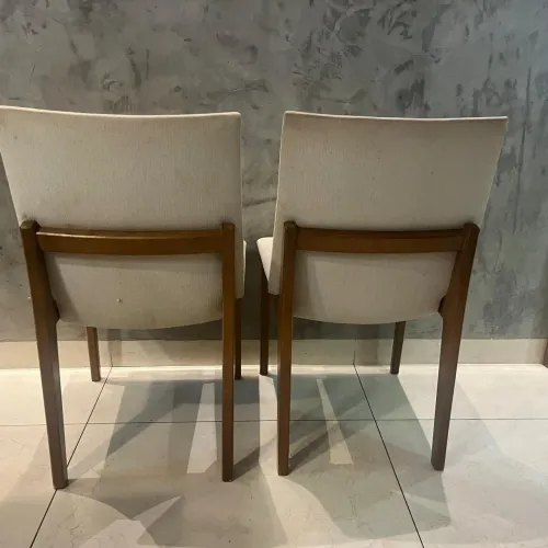 Duas cadeiras de jantar