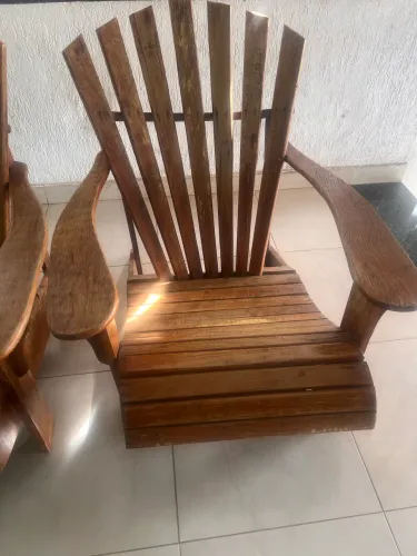 Poltronas em madeira maciça