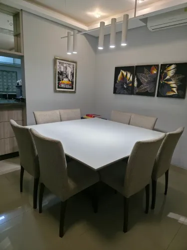 Mesa de jantar Quadrada 8 lugares - excelente estado