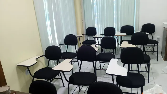 Vendo 10 cadeiras no valor de 550 reais. Não faço entrega.