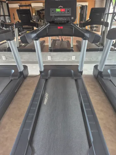 ESTEIRA DE ACADEMIA DE CONDOMINIO DA LIFEFITNESS