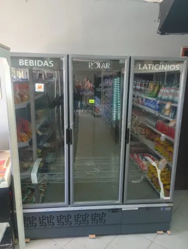 EXPOSITOR 3 PORTAS POLAR BEBIDAS E LATICIONIOS