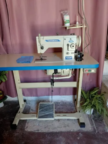 Vendo máquina reta zigzag 