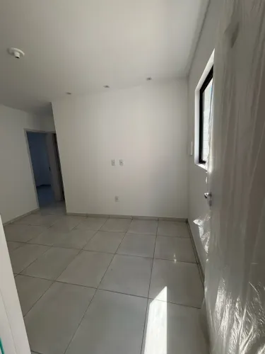 ? Apartamento Térreo com Área Privativa para Alugar em Paratibe!