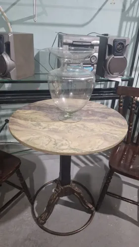 Mesa tampo de mármore com pé de ferro em bom estado. 