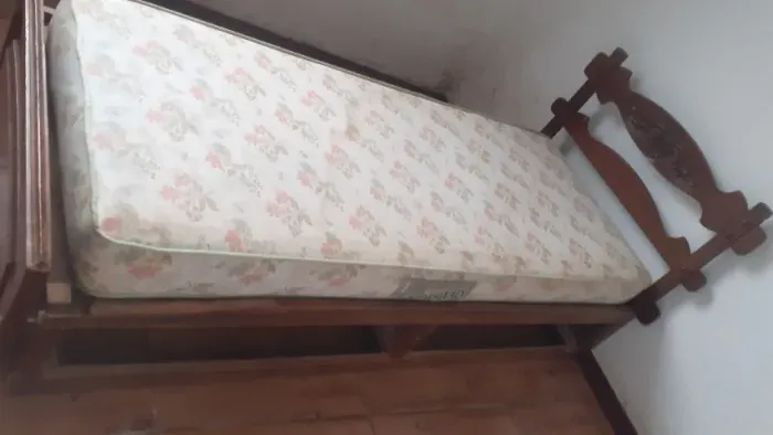 Cama de solteiro com 2 cartões enormes e colchão ortopédico