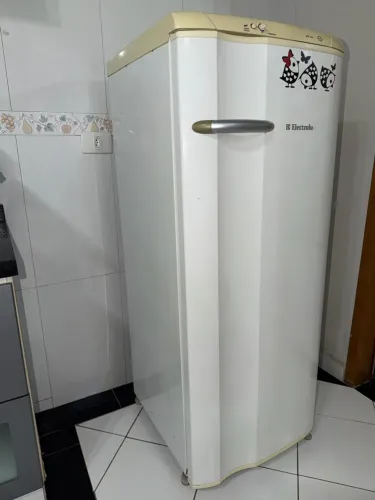 Geladeira Electrolux RE28 240L - Gela Muito Bem (Retirar no Local)