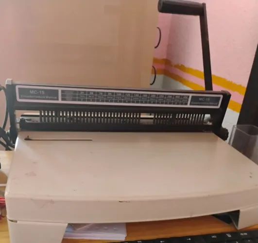 Vendo encadernadora de espiral super conservada vai com alguns espiral 400.00
