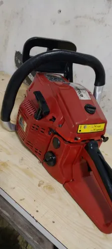 Uma motoserra gasolina Toyama 