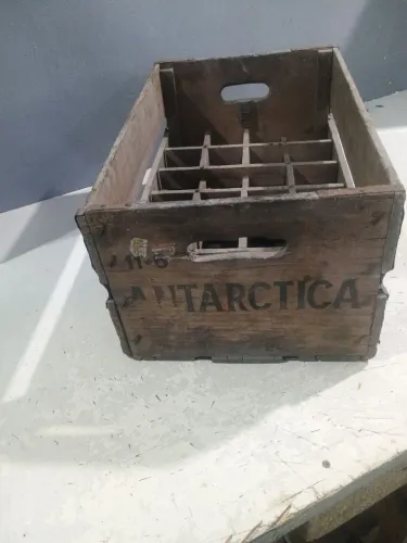 caixa de cerveja de madeira Antarctica .