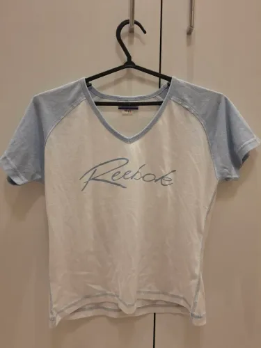 Blusa Reebok feminina branca e azul