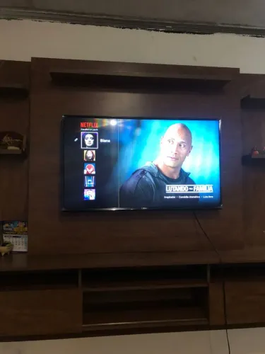 Tv LG 43 polegadas com alguns lista na tela