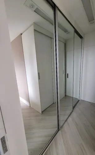 Armário / Guarda Roupa Embutido em MDF com 3 Portas Espelhadas