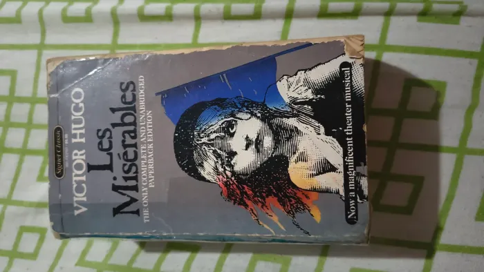 Livro Les Miserables (Ingles)  versão completa e sem resumos