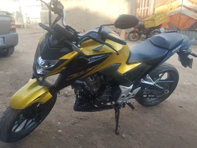 Vendo HONDA/CB300F TWISTER ABS toda em dias contato so para interessados zap: *