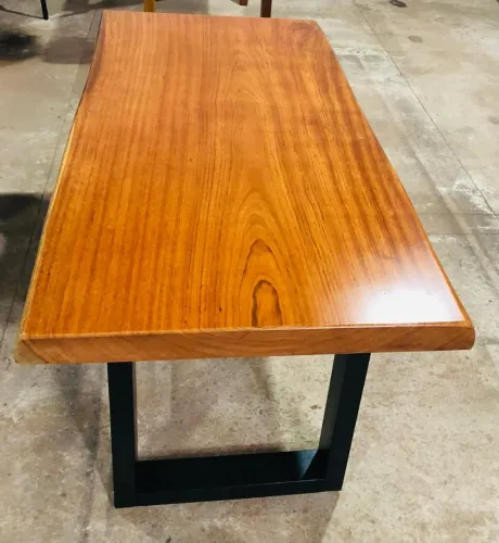 Mesa de jatobá com pés preto (1,69 x 0,91m)