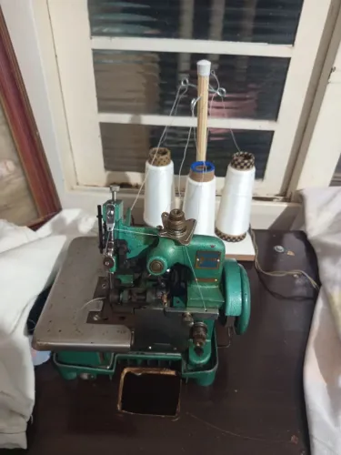 Máquina de costura overloque