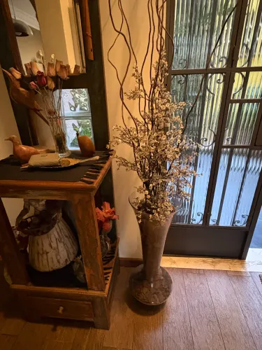 Arranjo Decorativo Grande com Vaso de Vidro e Flores Ornamentais