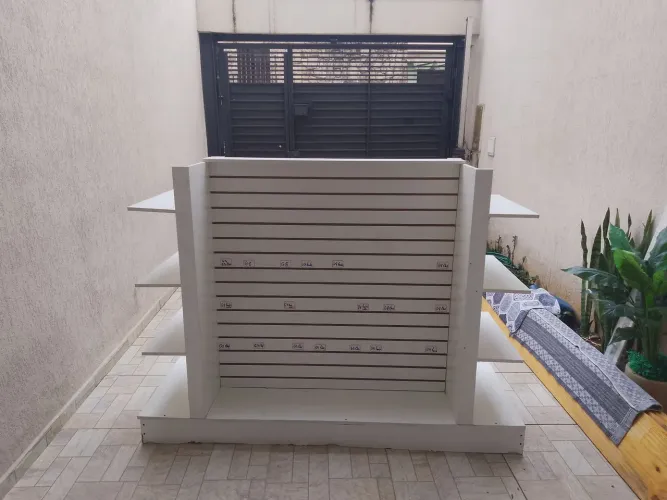 gôndola central expositora em MDF (modelo Tipo H / Ilha de centro)