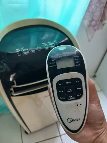 Ar-condicionado portátil Midea 10.500 BTUs 220V + controle