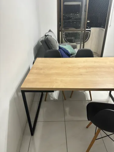 Mesa de jantar com 4 cadeiras estilo industrial