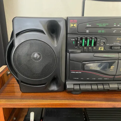 Rádio toca fita antigo 