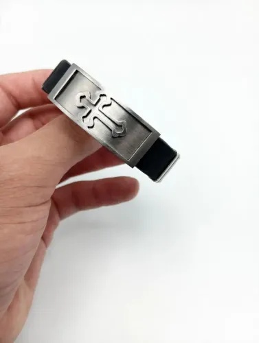 Pulseira de cruz.