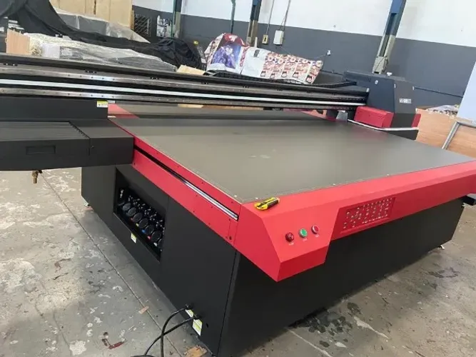 Flatbed UV 1,30x2,50 - CMYK + Branco + Verniz