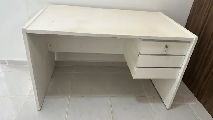 Mesa de escritório com gaveteiro e chave