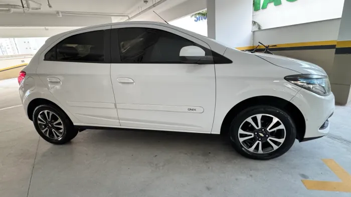 Chevrolet Onix Hatch LTZ 1.4 8V Flex Power Aut. 4P 2016