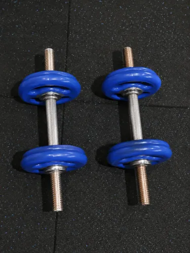 Par de barras montadas com anilhas emborrachadas musculação em casa completo ou academia