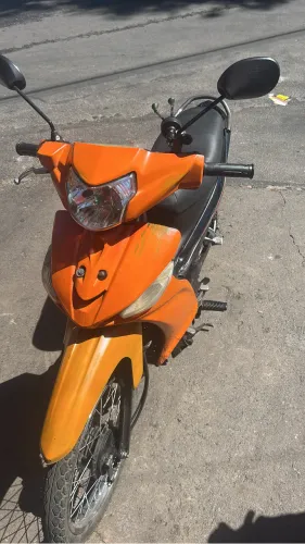Toca moto por carro