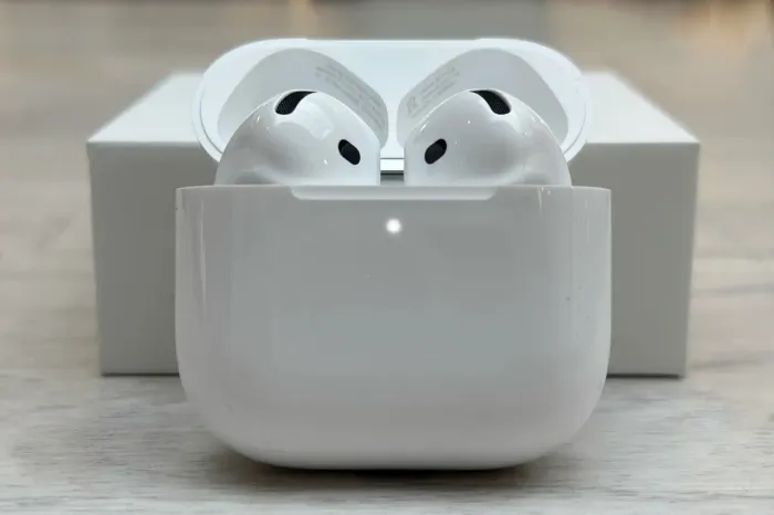 AirPods 4 com cancelamento ativo de ruído 