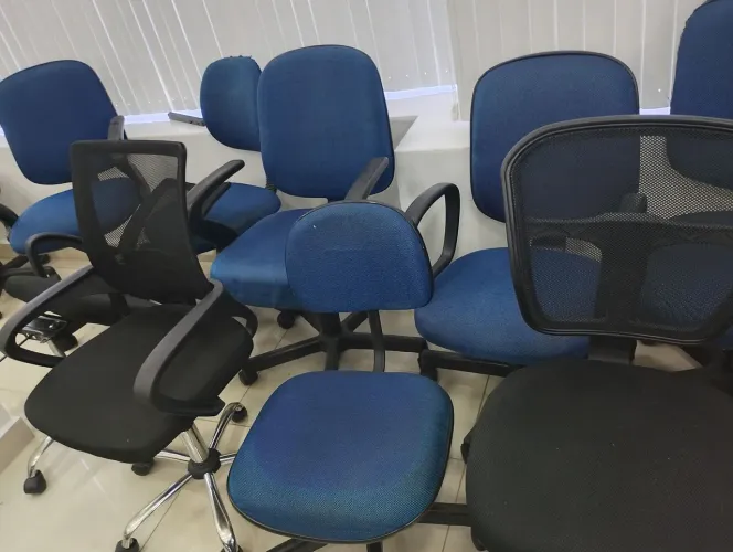 12 Cadeiras de escritório com avaria lote R$500,00