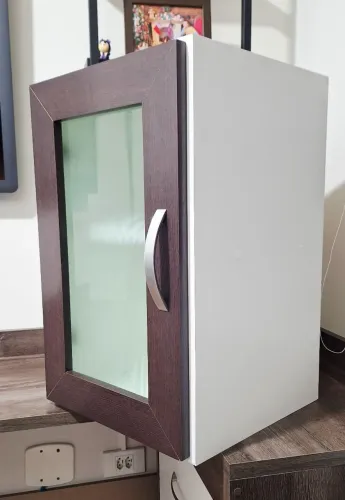 Armário Aéreo Multiuso com Porta com Vidro Fosco e puxador metálico.