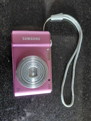 Câmera Samsung ST64 - zoom ótico 5X - gravação HD - LCD 2.7 - resolução 14.2 megapixels