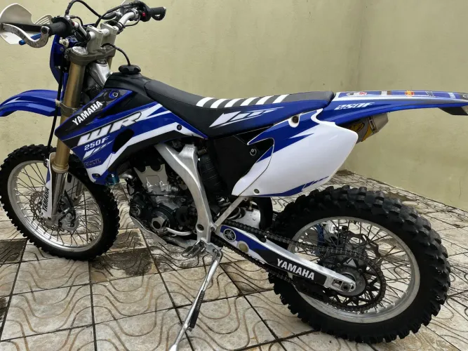 Moto super conservada, toda revisada, documento ok. Pegar e andar